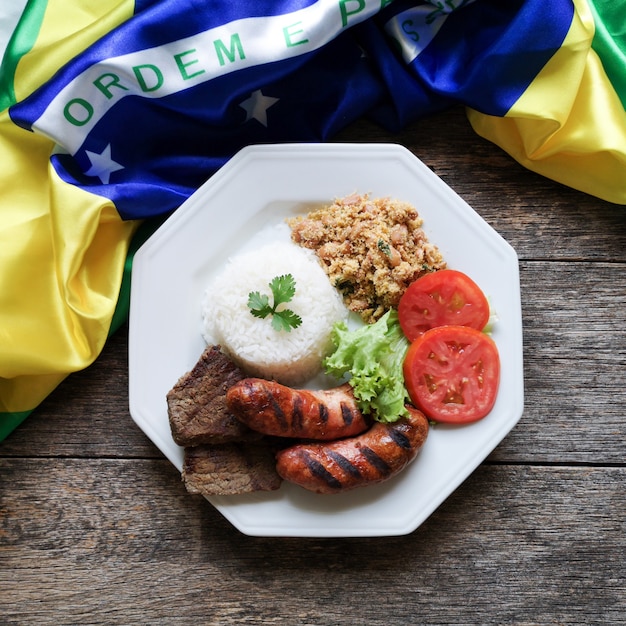 Foto plato de comida de barbacoa brasileña.