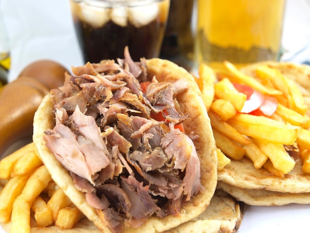 Un plato de comida con una botella de cerveza y un sándwich