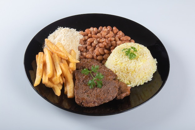 Plato de comida brasileña con fondo blanco.