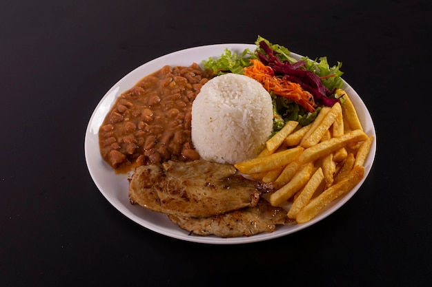 Plato de comida brasileña sobre un fondo fotográfico