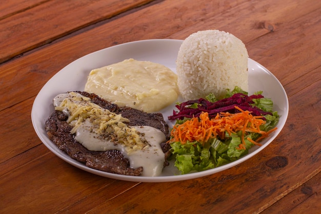 Plato de comida brasileña sobre un fondo fotográfico