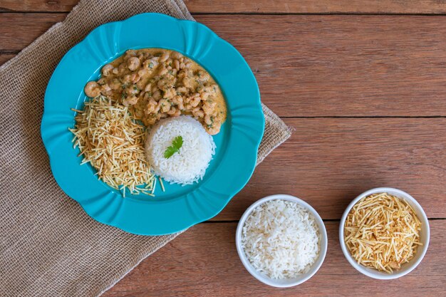 Plato de comida con camarones stroganoff