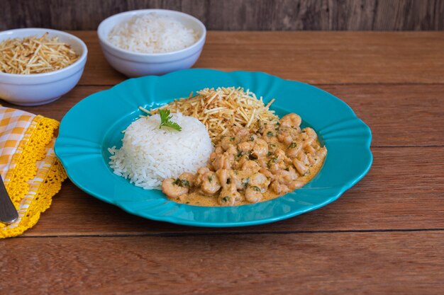 Plato de comida con camarones stroganoff