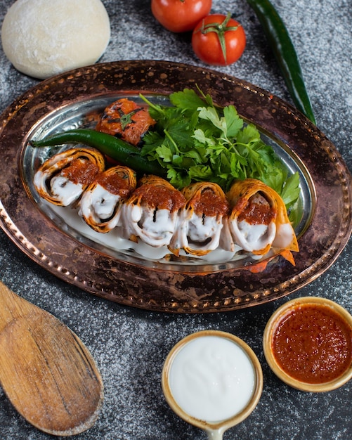 Un plato de comida con una cara en él