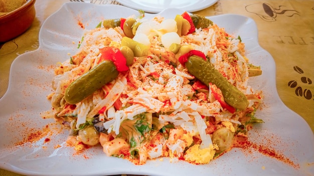 Un plato de comida con la cara de una mujer