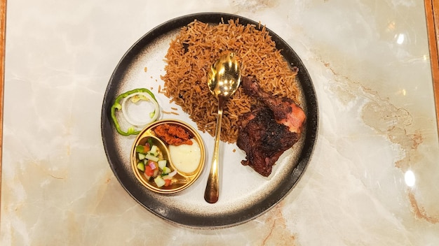 un plato de comida con carne de arroz y verduras en él