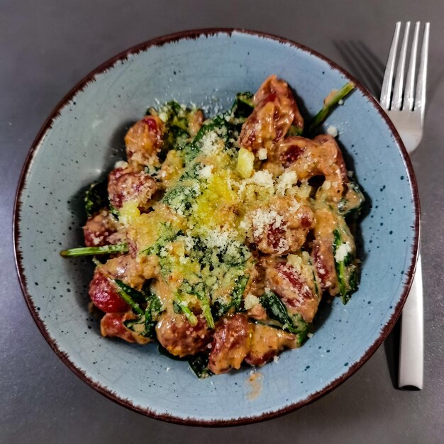 Foto un plato de comida con carne y verduras.