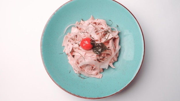 Foto un plato de comida con una cereza en él