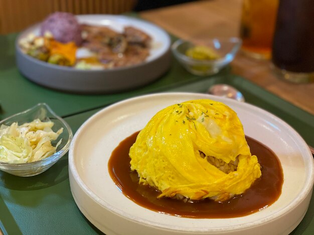 un plato de comida con un color amarillo en él