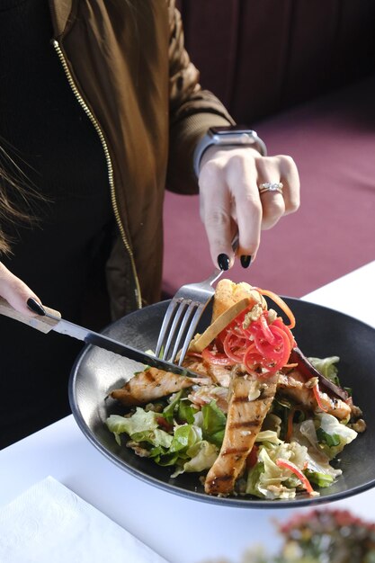 Foto un plato de comida con una ensalada y un tenedor