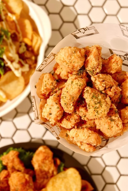 Un plato de comida con una etiqueta en blanco y negro que dice "nuggets de pollo"