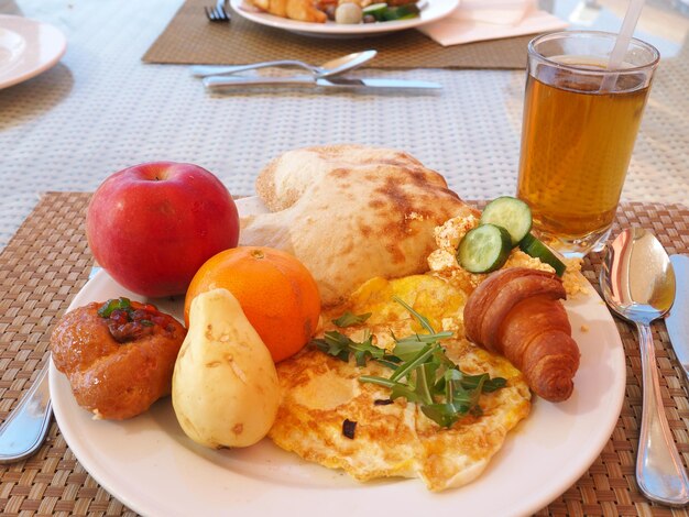 Un plato de comida con una fruta y una fruta encima.