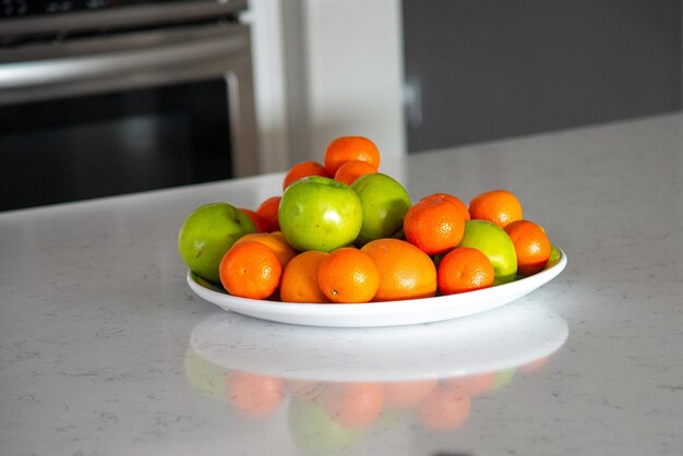 Plato de comida de frutas cítricas frescas blanco mandarina verde