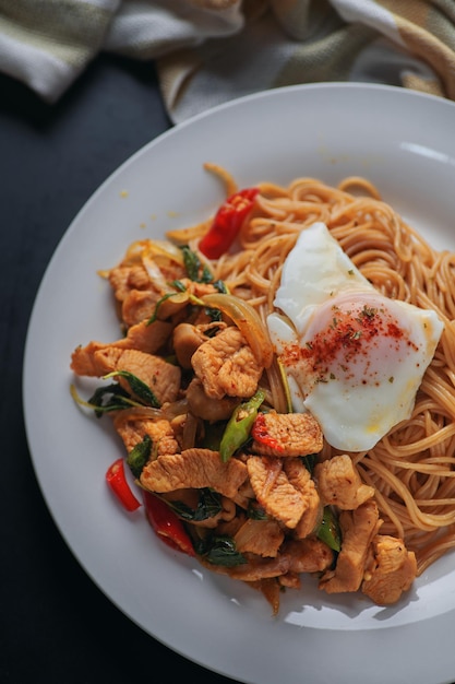 Un plato de comida con huevo frito y pollo.