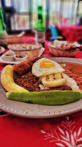 Foto un plato de comida con un huevo en él