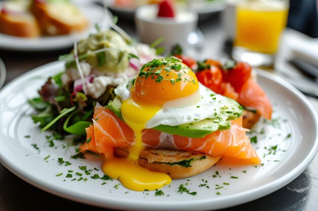 un plato de comida con huevos de salmón y huevos en él