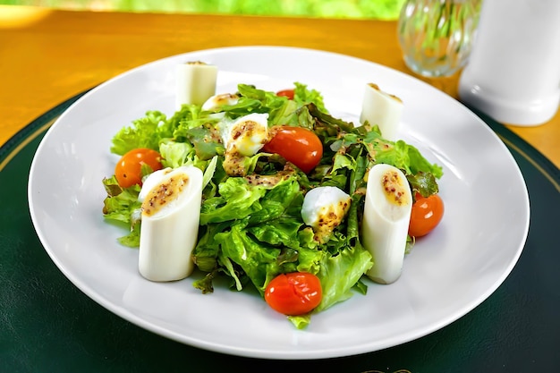 Un plato de comida con huevos y tomates.