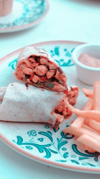 un plato de comida incluyendo una toalla de papel arrugada con un diseño azul