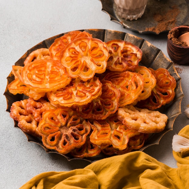 Foto plato de comida india de ángulo alto