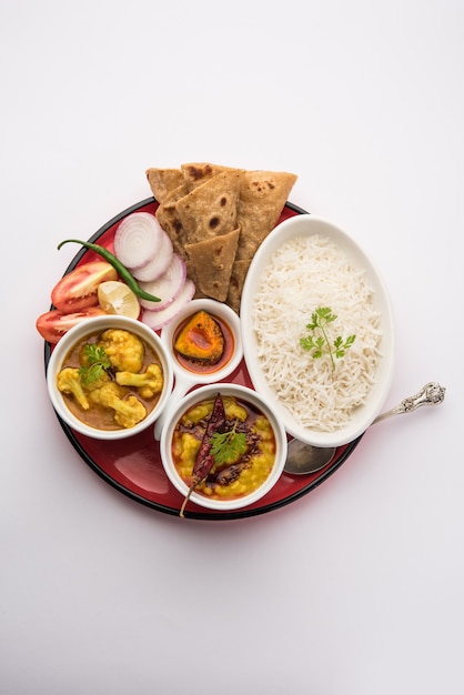 El plato de comida india o thali vegetariano incluye Dal Fry, arroz, chapati y un tipo de verdura con ensalada.