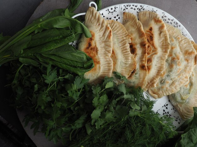 Un plato de comida con un manojo de cilantro