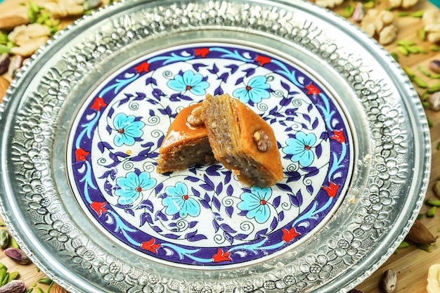 Foto plato de comida en la mesa.