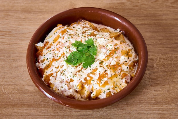 Un plato de comida mexicana con una guarnición de perejil