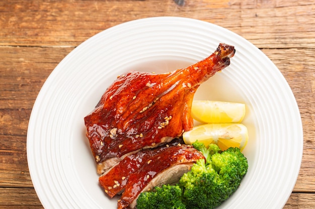 Foto un plato de comida con patatas de brócoli y un pedazo de carne en él