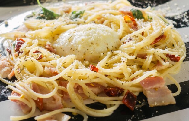 un plato de comida con un pedazo de carne y pasta