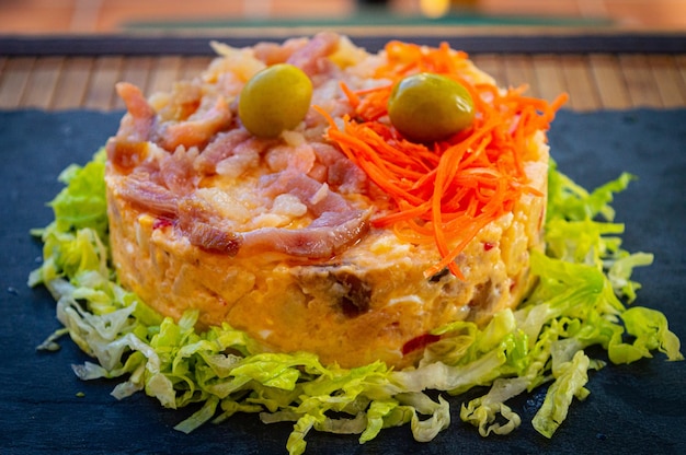 Un plato de comida con pepinillos y cebollas
