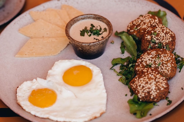 Un plato de comida con un plato de albóndigas y un plato de salsa