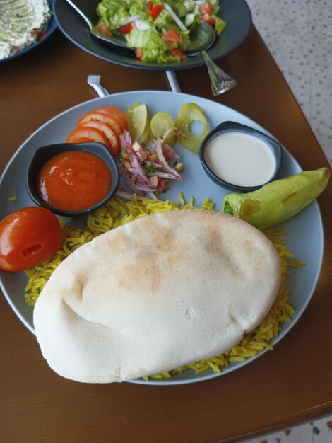 Un plato de comida con un plato de alimentos en él