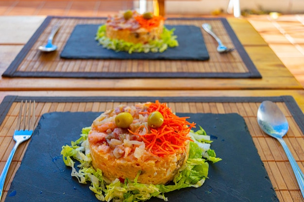 Un plato de comida con un plato de atún y verduras.