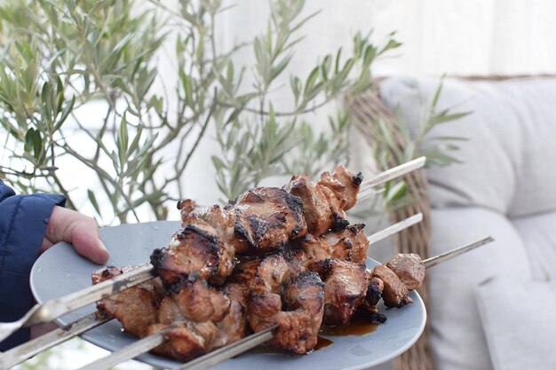 Un plato de comida con un plato de brochetas de pollo