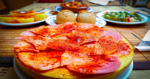 Un plato de comida con un plato de carne y un plato de pan.