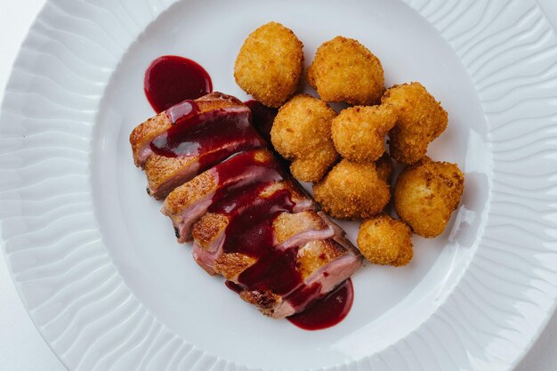 Un plato de comida con un plato de comida con una chuleta de comida.