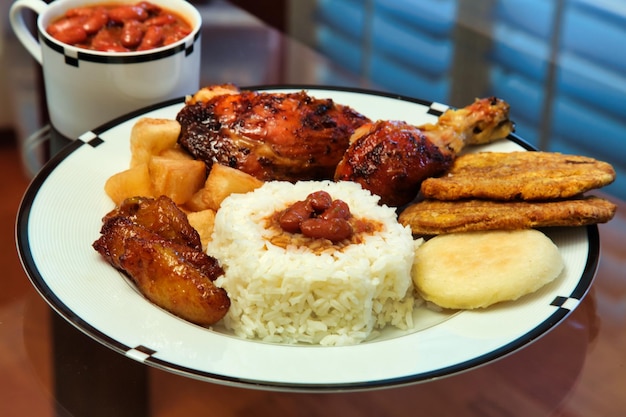 Un plato de comida con un plato de comida encima