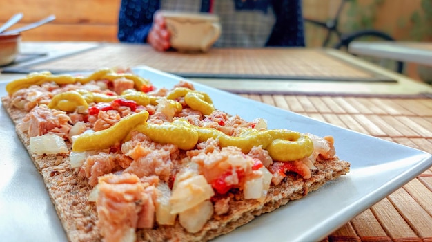 Un plato de comida con un plato de comida encima