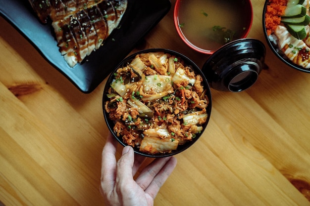 Un plato de comida con un plato de kimchi y un plato de arroz.