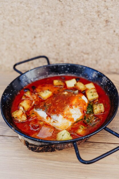 Un plato de comida con un plato de pescado