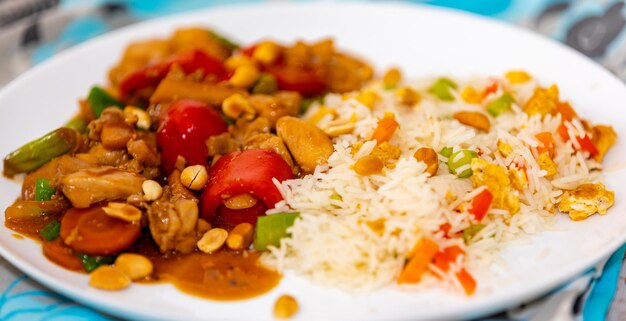 Un plato de comida con un plato de pollo y arroz.