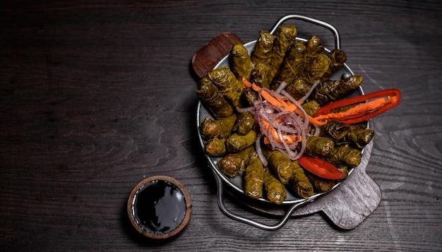 Foto un plato de comida con un plato de salsa y una botella de salsa.