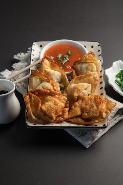 Un plato de comida con un plato de salsa y un plato de comida con las palabras "comida china".