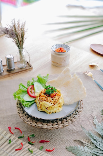 Foto un plato de comida con un plato de tortilla encima