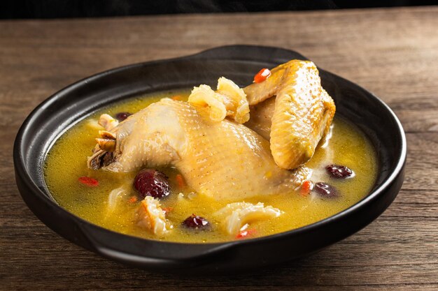 Foto un plato de comida con pollo y verduras en él