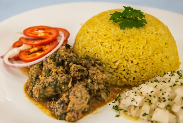 Un plato de comida con pollo y verduras