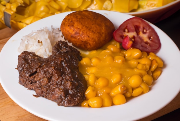 Foto un plato de comida que incluye frijoles, frijoles y un bagel.