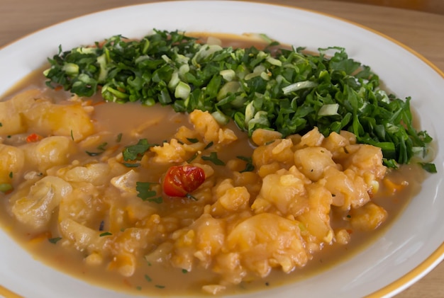 Un plato de comida con una rebanada de limón en él