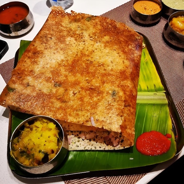 Foto un plato de comida con un recipiente de comida encima