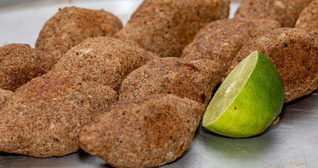 Un plato de comida con una rodaja de limón